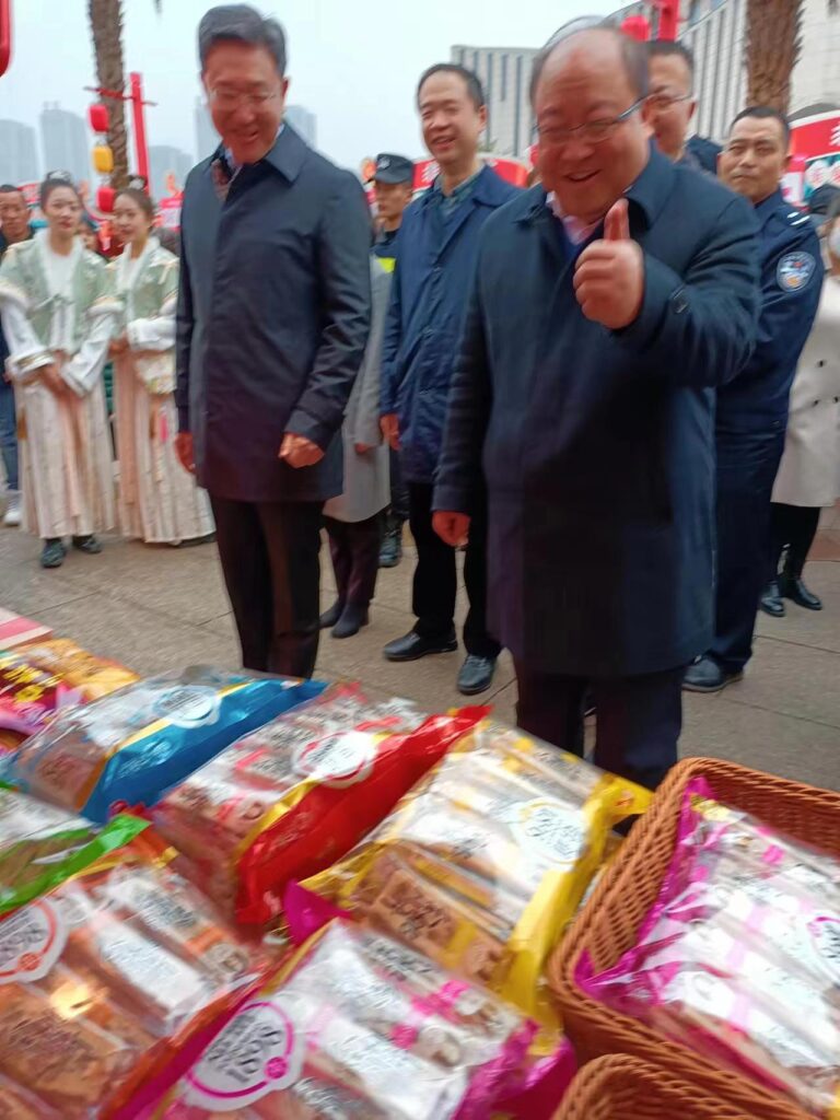 涪陵区委书记王志杰等领导视察老字号展位