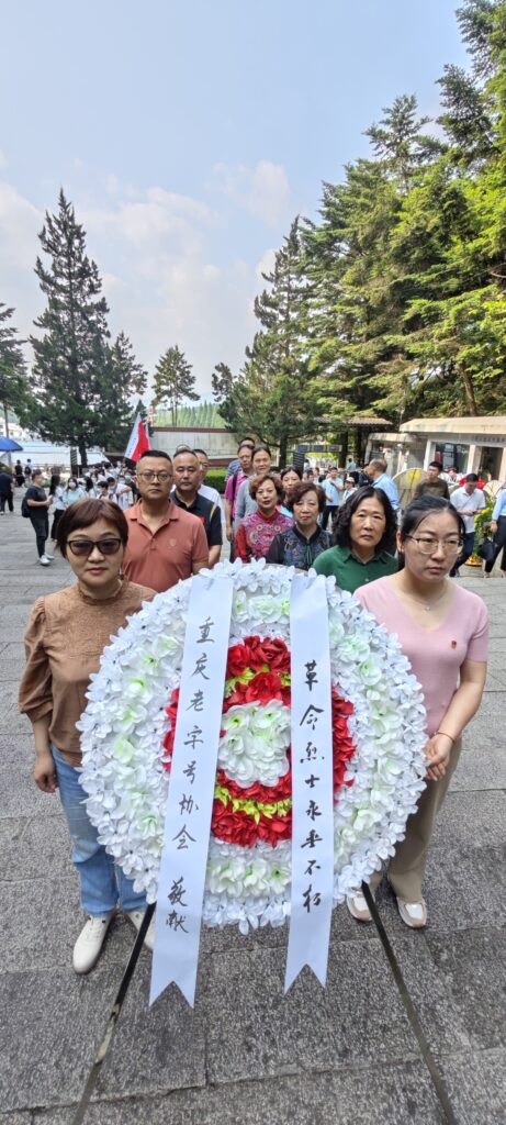 向烈士敬献花圈 1