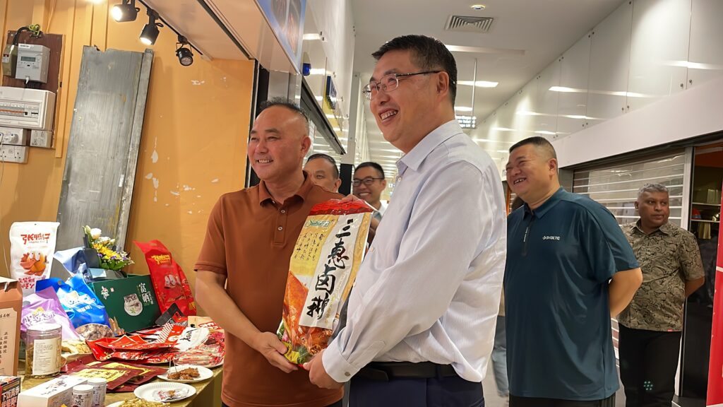 主任和邹合影