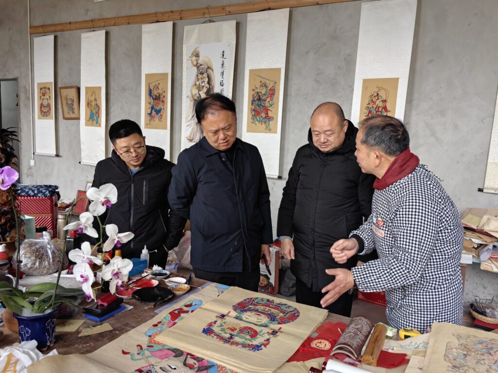 向刘昌仁介绍作品